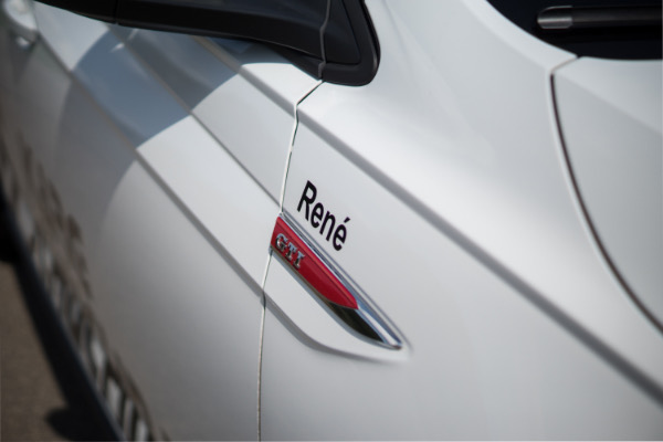 Renés Name auf seinem Schulungsfahrzeug